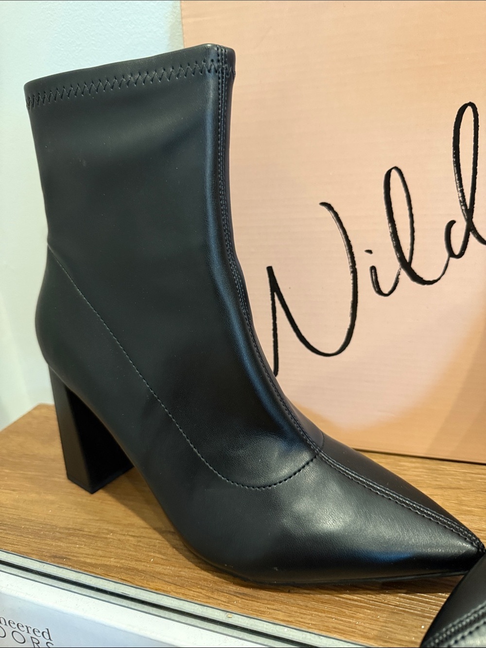 New Wild Pair Black Pointed Toe Block Heel Size 9 - Picture 2 of 4
